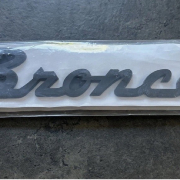 2021-2024 Bronco Matte Black Script Heritage Fender Emblems Pair NIP - Picture 9 of 12